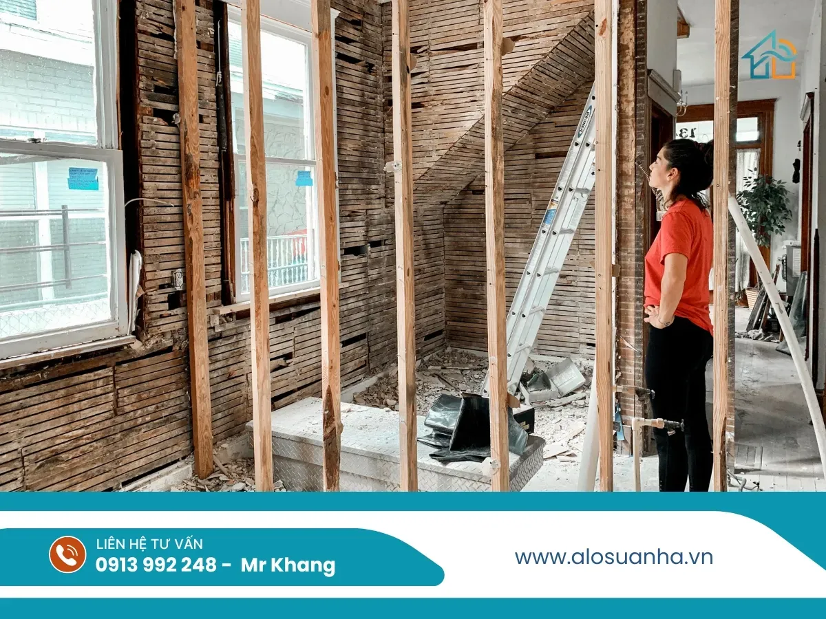 nu-gioi-kiem-tra-cong-trinh-sua-chua-nha.webp